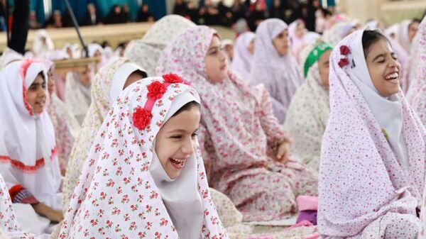  جشن عبادت ۱۵۰۰ دانش‌آموز دختر میبدی در هفته گرامیداشت امور تربیتی و تربیت اسلامی