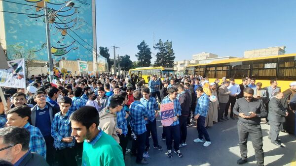 راهپیمایی پرشور دانش آموزان ساوجی در یوم الله ۱۳ آبان