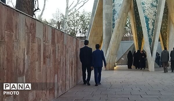 بازدید معاونان تربیتی و پرورشی نیشابور از آرامگاه خیام 