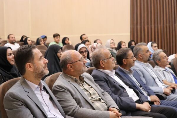 آیین تجلیل از اعضای ستاد سومین جشنواره استانی تئاتر خیابانی کودک و نوجوان‌ در دلیجان