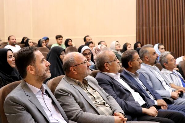 آیین تجلیل از اعضای ستاد سومین جشنواره استانی تئاتر خیابانی کودک و نوجوان‌ در دلیجان