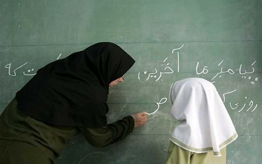 جامعه با قلم و دل معلم ساخته می‌شود