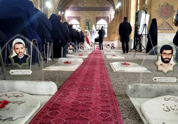 گرامیداشت هفته امور تربیتی در کنار مزار شهدای ۷۲ تن
