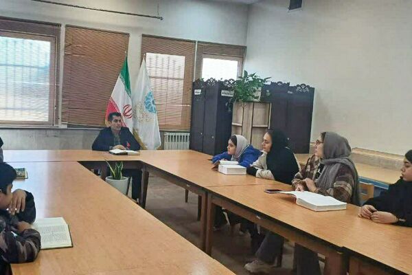پرتو فجر در کتابخانه پانزده خرداد درخشید؛ عصر شعر انقلاب با حضور شاعران و فرهیختگان