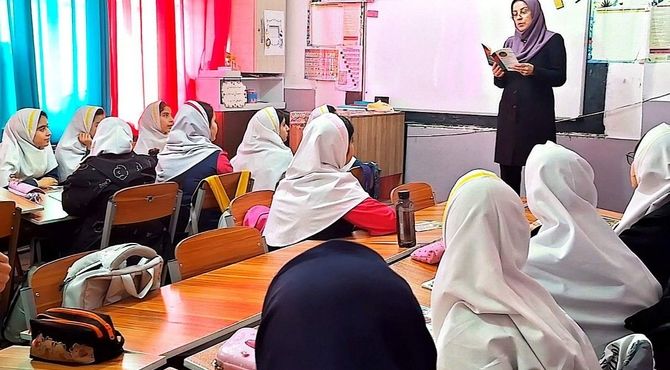 درسی متفاوت بدون دفتر و تخته با کتاب و لبخند معلم در دبستان صابران‌ یک شهریار 