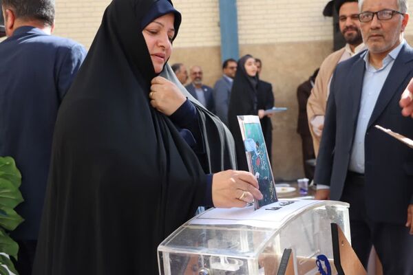 مراسم جشن ملی عاطفه‌ها در دبیرستان دخترانه شهید دکتر پاکنژاد یزد 