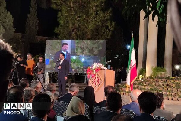 طنین عشق و شعر در آرامگاه حافظ
