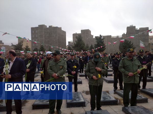 مراسم عطرافشانی مزار شهدا با حضور پرشکوه نوجوانان دهه نودی