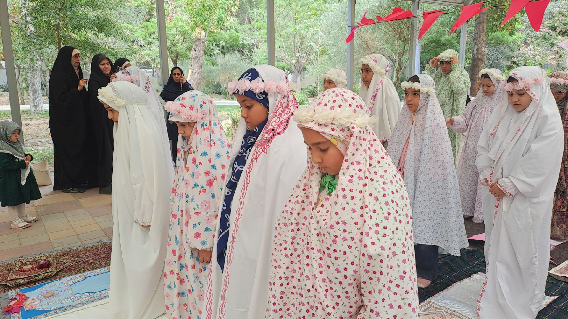 جشن عبادت دختران البرزی در کنار مهر و ماه