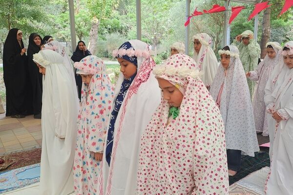 جشن عبادت دختران البرزی در کنار مهر و ماه