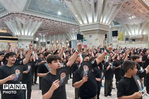 هم‌نوایی دانش‌آموزان منطقه ۵ تهران با سرود «باید برخاست» در سوگواری رهبر شهید