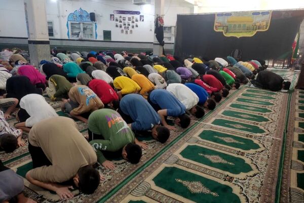 اعتکاف دانش آموزی در مسجد حضرت ابوالفضل قیامدشت