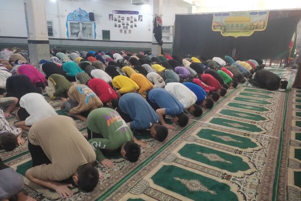 اعتکاف دانش آموزی در مسجد حضرت ابوالفضل قیامدشت