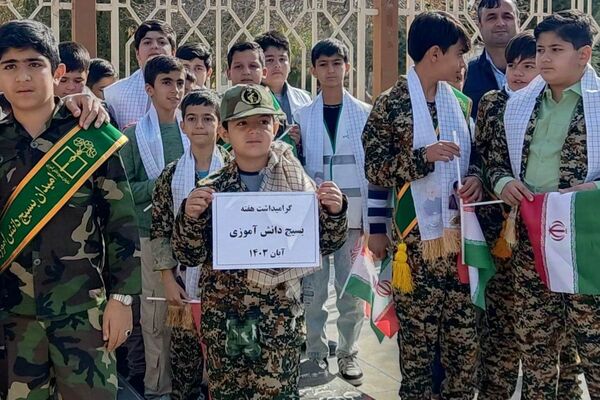 تجدید میثاق دانش‌آموزان با شهدا