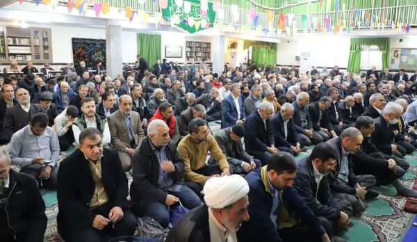 نهج‌البلاغه‌خوانی نماز‌گزاران کمالشهر پیش از خطبه‌های نماز 