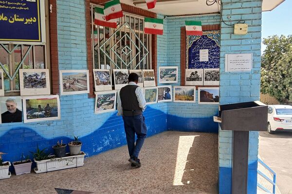 نمایشگاه هفته دفاع مقدس در دبیرستان ملاصدرا ناحیه دو شهرری 