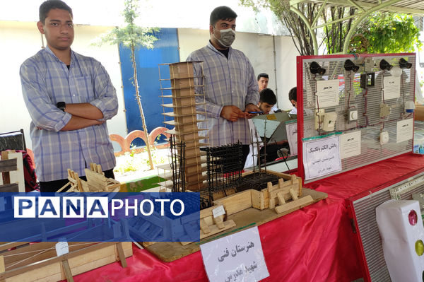 نمایشگاه آثار هنری هنرستان‌ها به‌مناسبت هفته مشاغل 