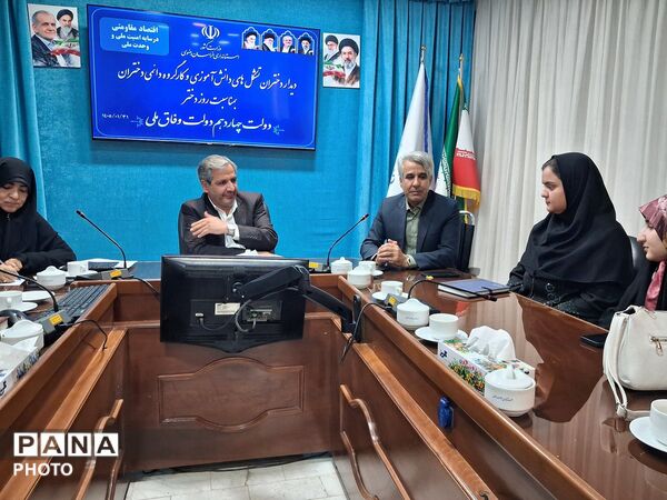 دیدار دختران تشکل های دانش آموزی و کار گروه دائمی دختران با فرماندار کاشمر 