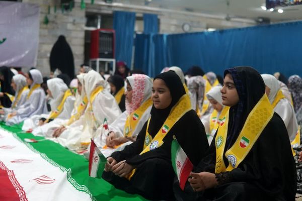 اعتکاف دانش‌آموزی با توزیع بسته «ایرانمون»