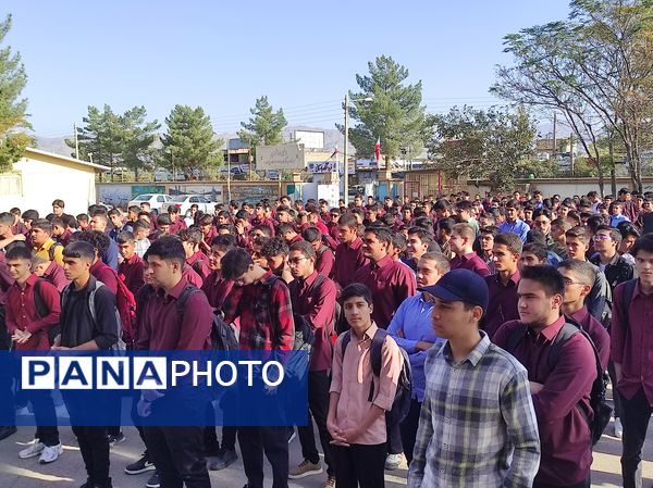 نواخته شدن زنگ اول مهرماه در دبیرستان نمونه آیت الله خامنه‌ای کاشمر 