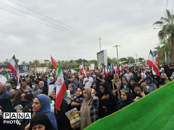 وداع باشکوه بندرعباس با دریابان شهید علیرضا تنگسیری؛ پیکر فرزند دریا بر دستان مردم تشییع شد