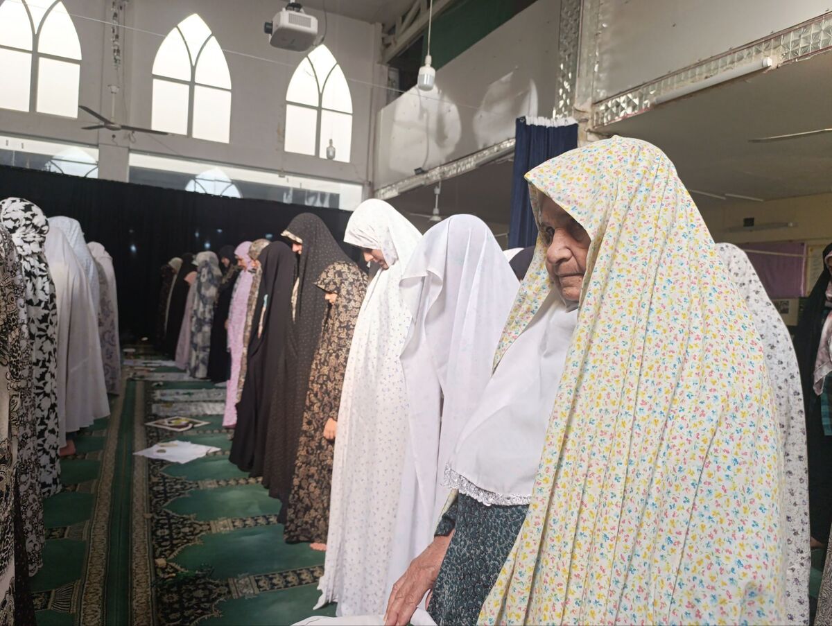 سکوت و مناجات در مشهد مقدس اعتکاف رجبیه مسجد حسین‌بن‌علی(ع) جوانان را گرد هم آورد