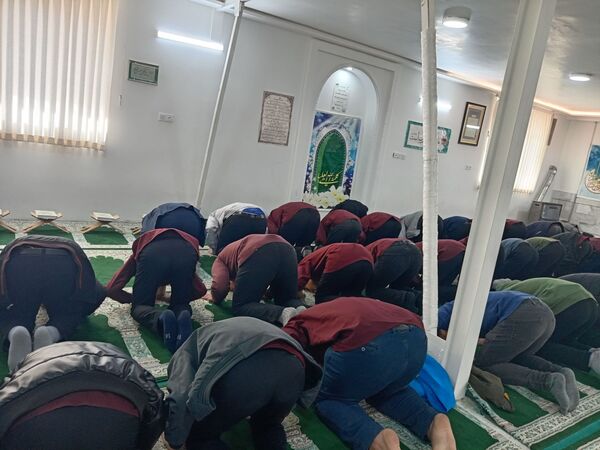 نماز جماعت و محفل انس با قرآن در دبیرستان آیت الله خامنه‌ای