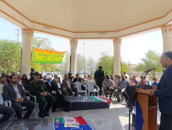 عطر‌افشانی و غبارروبی مزار شهدای بستک