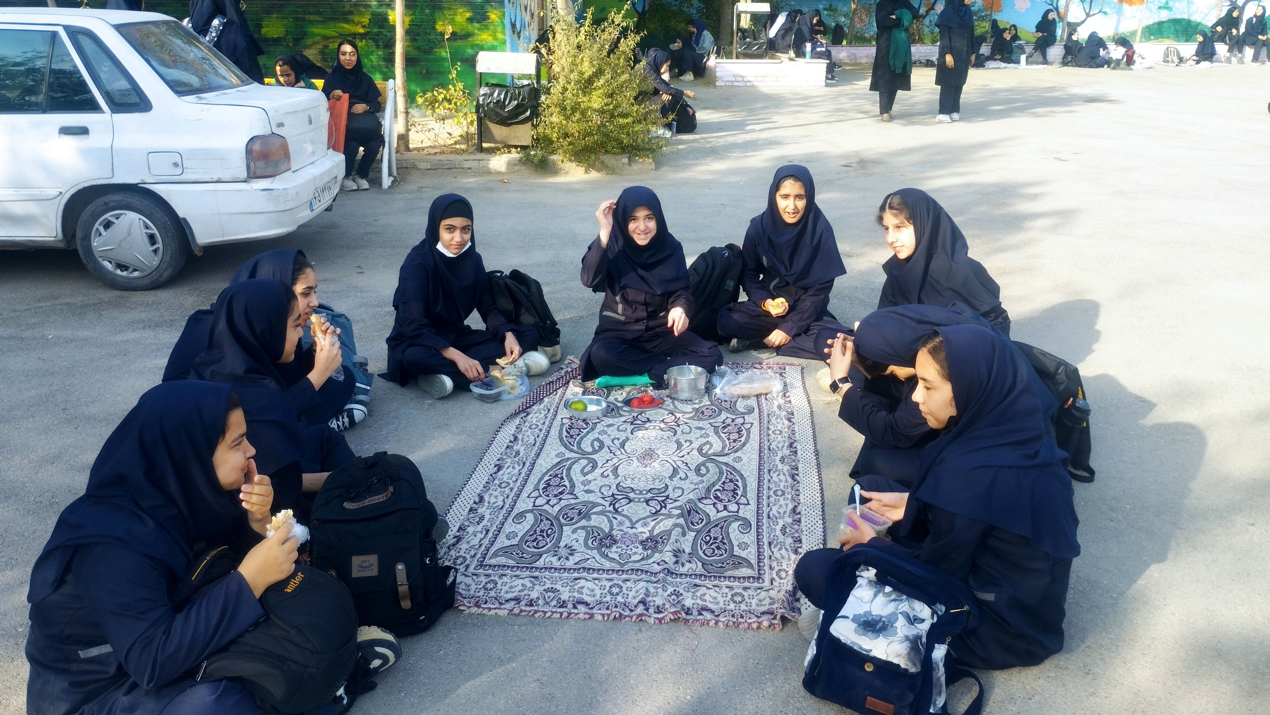 دور همی دخترانه همزمان با هفته بهداشت روان در دبیرستان فرهنگیان 