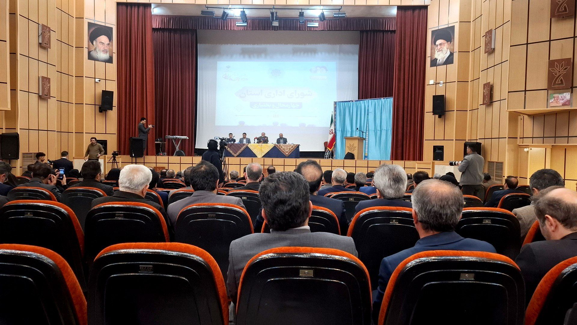 ایستادگی بر مواضع، پاسخ محکمی به فشارهای دشمنان است