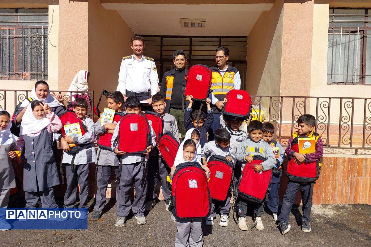 هدایای فرهنگی هفته پدافند غیرعامل به مدارس روستایی فیروزکوه رسید