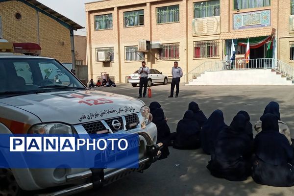حضور‌ آتش نشانان شهر قدس در دبیرستان فرزانگان