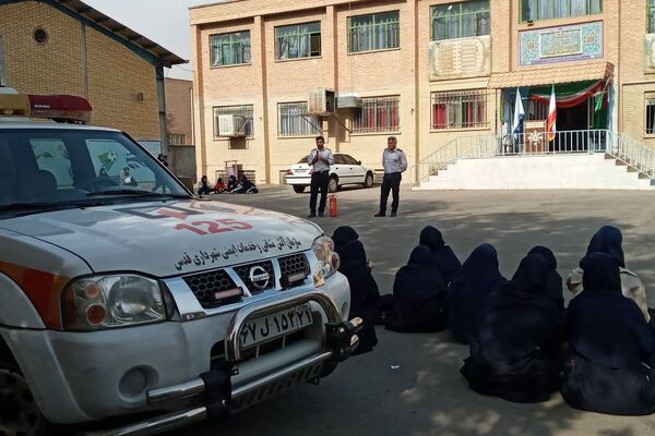 حضور‌ آتش نشانان شهر قدس در دبیرستان فرزانگان