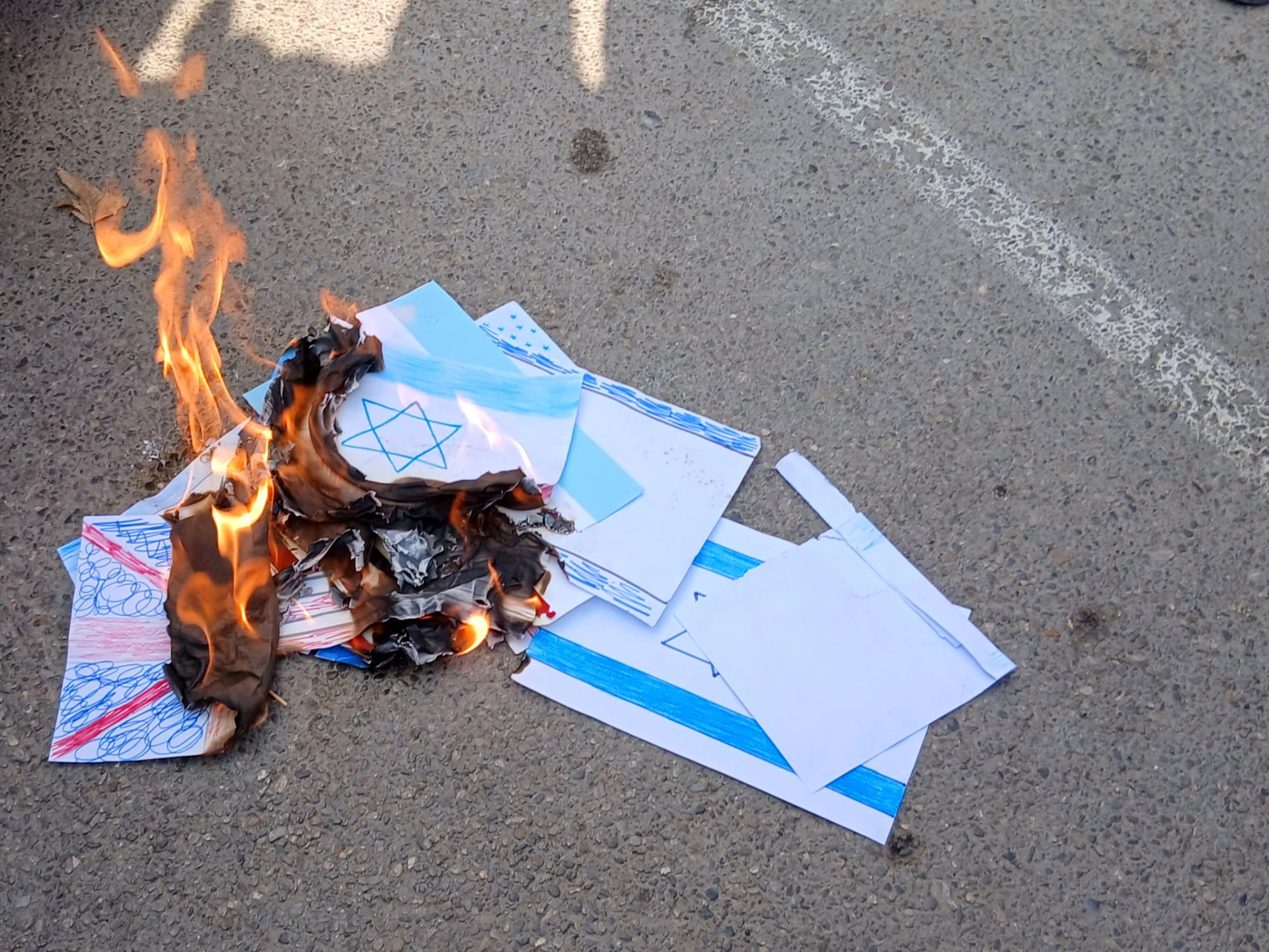 طنین شعارهای انقلابی در دبستان دخترانه میثاق به مناسبت ۱۳ آبان