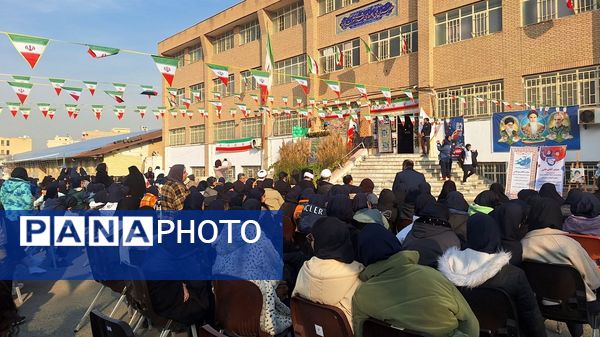 نواختن زنگ انقلاب در هنرستان 17 شهریور ناحیه یک کرج