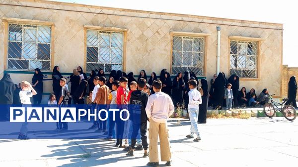 توزیع لوازم التحریر به کودکان نیازمند در روستای سراب غضنفر نورآباد
