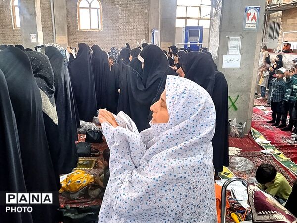 از پیر تا دانش آموز در نماز جمعه نیشابور حضور دارند-۱