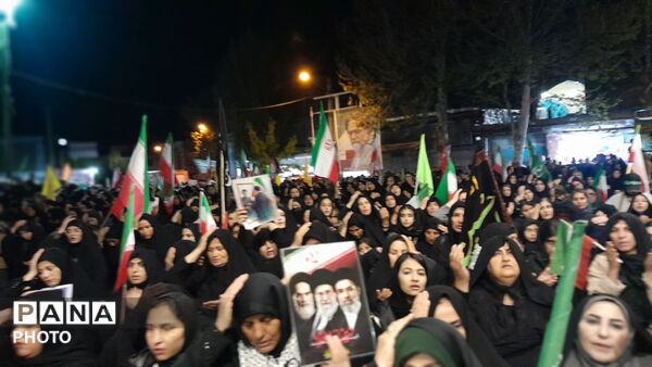 میدان امام خمینی (ره) شهرستان کوهدشت غرق در شور مردمی