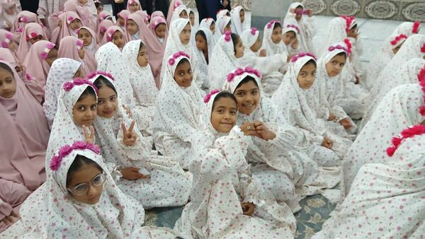 دانش‌آموزان دبستانی فین پیمان بندگی خود را جشن گرفتند