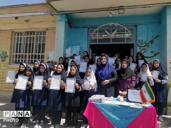 تجلیل از دانش آموزان برگزیده دبستان ناهید نخودی