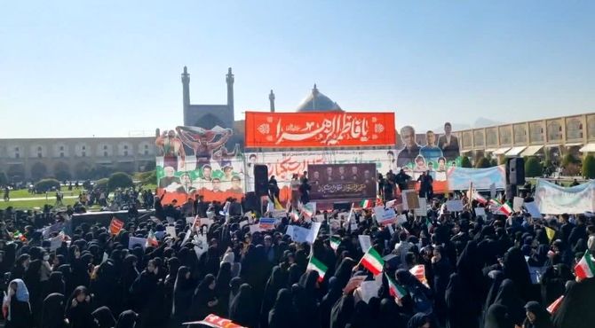 فریاد استکبارستیزی دانش‌آموزان دبستان شهید قائدان در راهپیمایی ۱۳ آبان