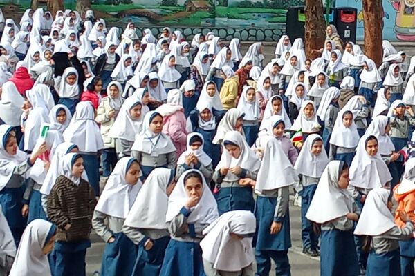 استقبال مدرسه حجاب از ۲۲بهمن 