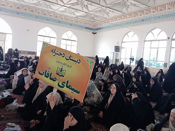 حضور دانش آموزان در نماز جمعه کاشمر