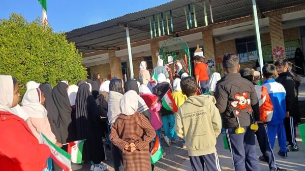 «صبحگاه مقاومت» در مدرسه شهید مطهری فین 
