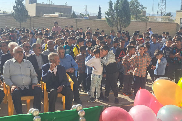شور و نشاط دانش‌آموزان در روز بازگشایی مدارس شهر سورمق 