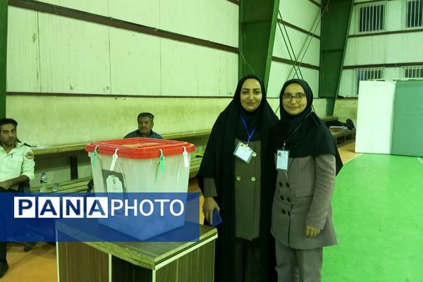 حضور پرشور کودکان در کنار والدین پای صندوق‌های رای نصیرشهر 