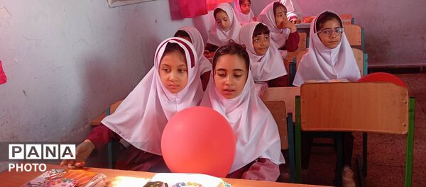 جشن شکوفه‌ها در مدرسه شهید ابراهیم تنیده ناحیه یک بندرعباس