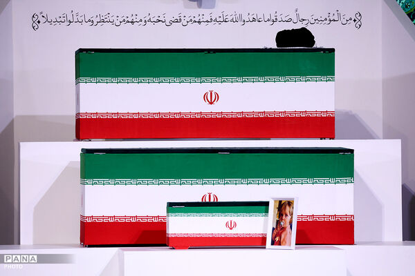 ادای احترام سران قوا و جمعی از مسئولان نظام بر پیکر مطهر رهبر شهید انقلاب