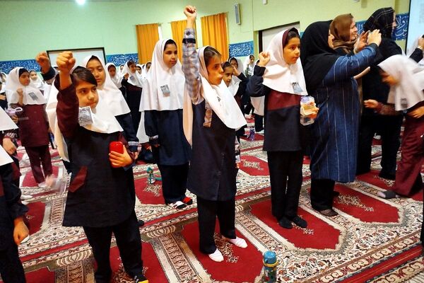 افتتاح کتاب «از ایرانمان دفاع کنیم» در دبستان ۲۲ بهمن با حضور مادر شهید عرشیان افشارمند