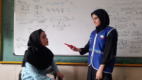 علاقه به دانش‌آموزان عشق به تدریس را در من زنده نگه می‌دارد